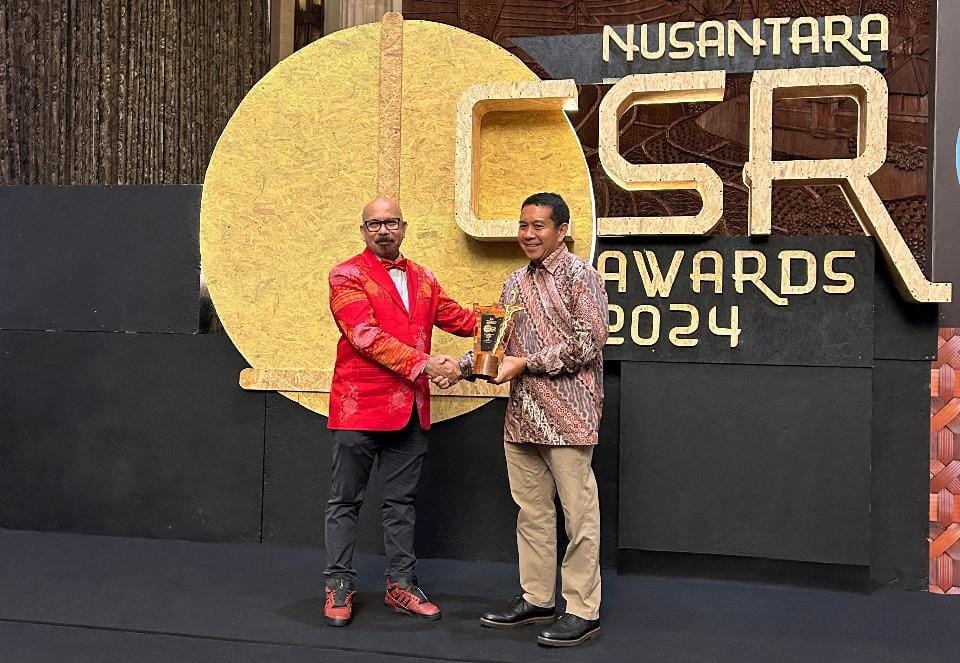 Penghargaan Trophy Keris Kehormatan tersebut diserahkan oleh La Tofy, Chairman The La Tofi School of Social Responsibility, dan diterima langsung Presiden Direktur PT. Paiton Energy Fazil Erwin Alfitri, pada Rabu (17/7/2024) di Jakarta. (Foto: Istimewa) 