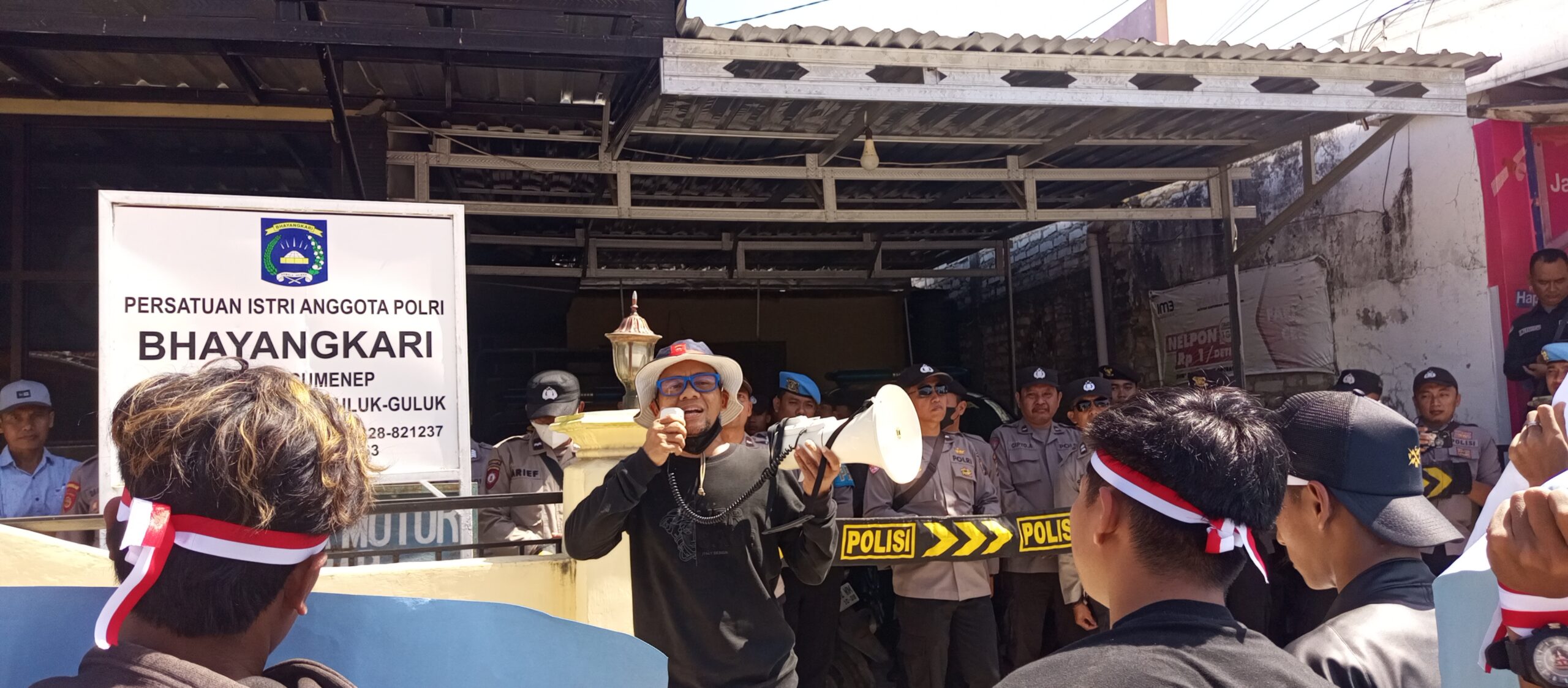 Central Political And Religious Studies (Centris) menggelar aksi demonstrasi di depan Kepolisian Sektor (Polsek) Guluk-Guluk, Jawa Timur, pada Kamis (11/7/2024). (Foto: Istimewa) 