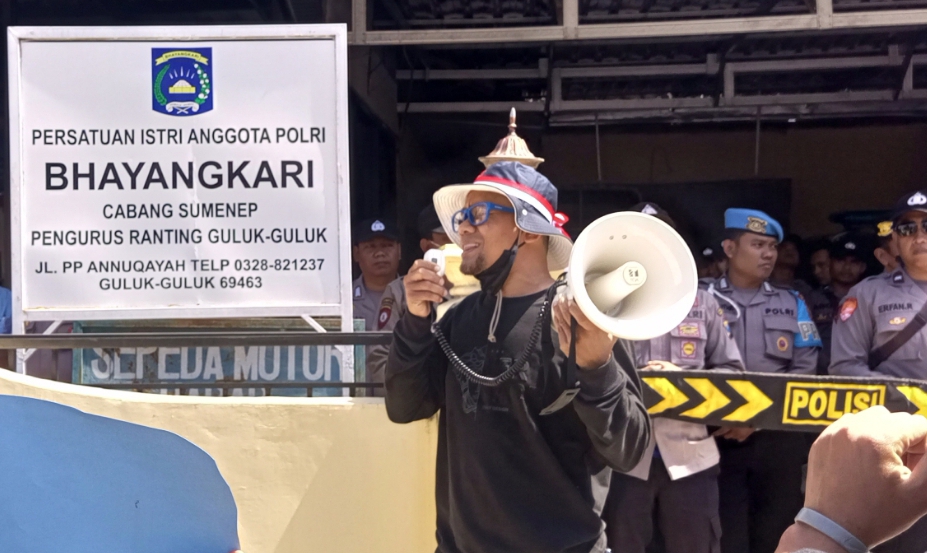 Aksi Centris di Polsek Guluk-Guluk, Sumenep, pada Kamis (11/7/2024) membuahkan hasil. Kini, Kanit Reskrim Polsek Guluk-Guluk Bripka Misruji telah dibebastugaskan dari jabatan lamanya. (Foto: Serikat News)