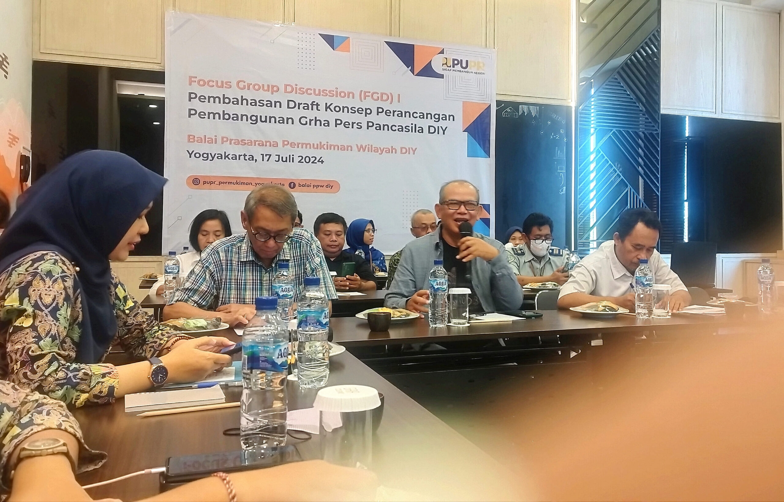 Direktur Pers Pancasila Sihono HT memaparkan Grha Pers Pancasila dalam FGD 1 di GAIA Cosmo Hotel, Rabu (17/7/2024). (Foto: Serikat News)