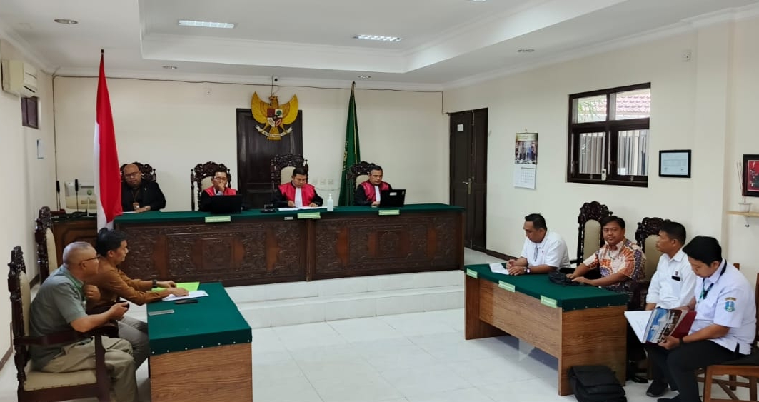Sidang gugatan terhadap lima konstitusi yang dilakukan di Pengadilan Negeri (PN) Kraksaan, Kabupaten Probolinggo dipimpin oleh Ketua Hakim Doni Silalahi dengan Anggota Hakim David Darmawan, dan Nanang Adi Wijaya sekitar pukul 12.00 WIB Rabu (24/07/2024). (Foto: Istimewa) 