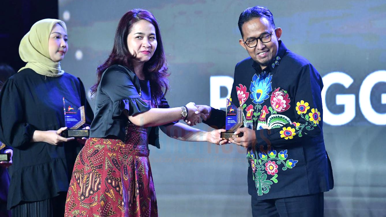 Bupati Sumenep Achmad Fauzi menerima penghargaan sebagai inisiator strategis pembangunan daerah berkelanjutan kategori penggerak ekonomi masyarakat, di Jakarta, Kamis (25/7/2024) malam. (Foto: Istimewa) 