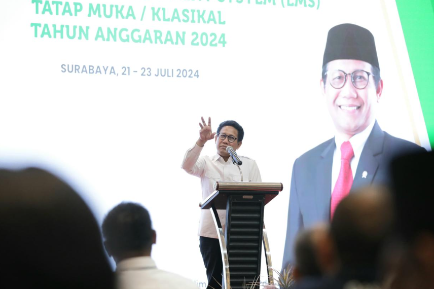 Gus Halim saat memberikan arahan dalam kegiatan Peningkatan Kapasitas Tenaga Pendamping Profesional Berbasis Learning Management System (LMS) di Surabaya, Jawa Timur, Senin (22/7/2024). (Foto: Humas Kemendes PDTT)