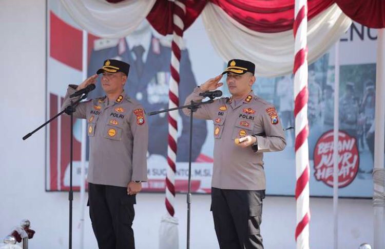 AKBP Oki Ahadian Purwono (Kanan) yang baru saja ditunjuk sebagai Kapolres Probolinggo Kota menggantikan AKBP Wadi Sa'bani (Kiri). (Foto: Polres Probolinggo Kota)