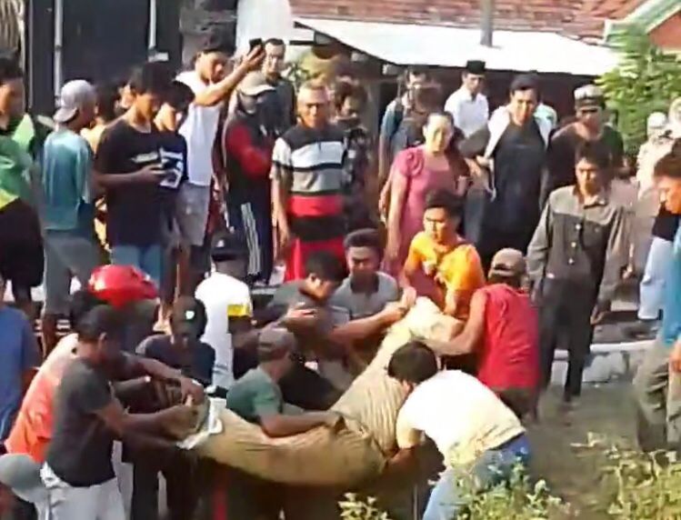 Korban tersambar kereta api Sri Tanjung di perlintasan tanpa palang pintu di Desa Pesisir, Kecamatan Sumberasih, Kabupaten Probolinggo, Selasa (30/7/2024) sore. (Foto: Serikat News)