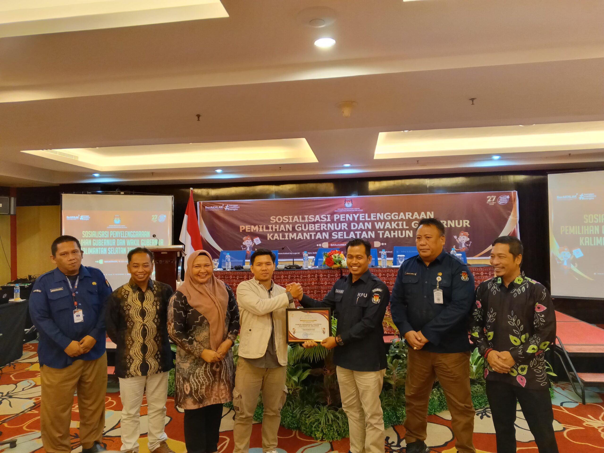 FDM Kalsel secara resmi menerima sertifikat akreditasi dari KPU pada acara Sosialisasi Penyelenggaraan Pemilihan Gubernur dan Wakil Gubernur Kalimantan Selatan Tahun 2024, di Hotel Gsign, Banjarmasin, Selasa (16/7/2024). (Foto: Istimewa) 