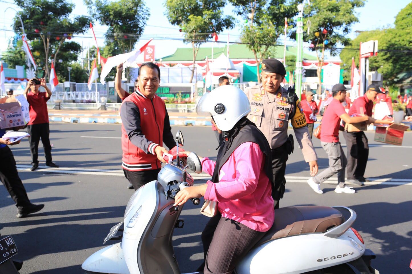 Pemkot Probolinggo gelar pembagian bendera merah putih ke pengguna jalan. (Foto: Pemkot Probolinggo) 