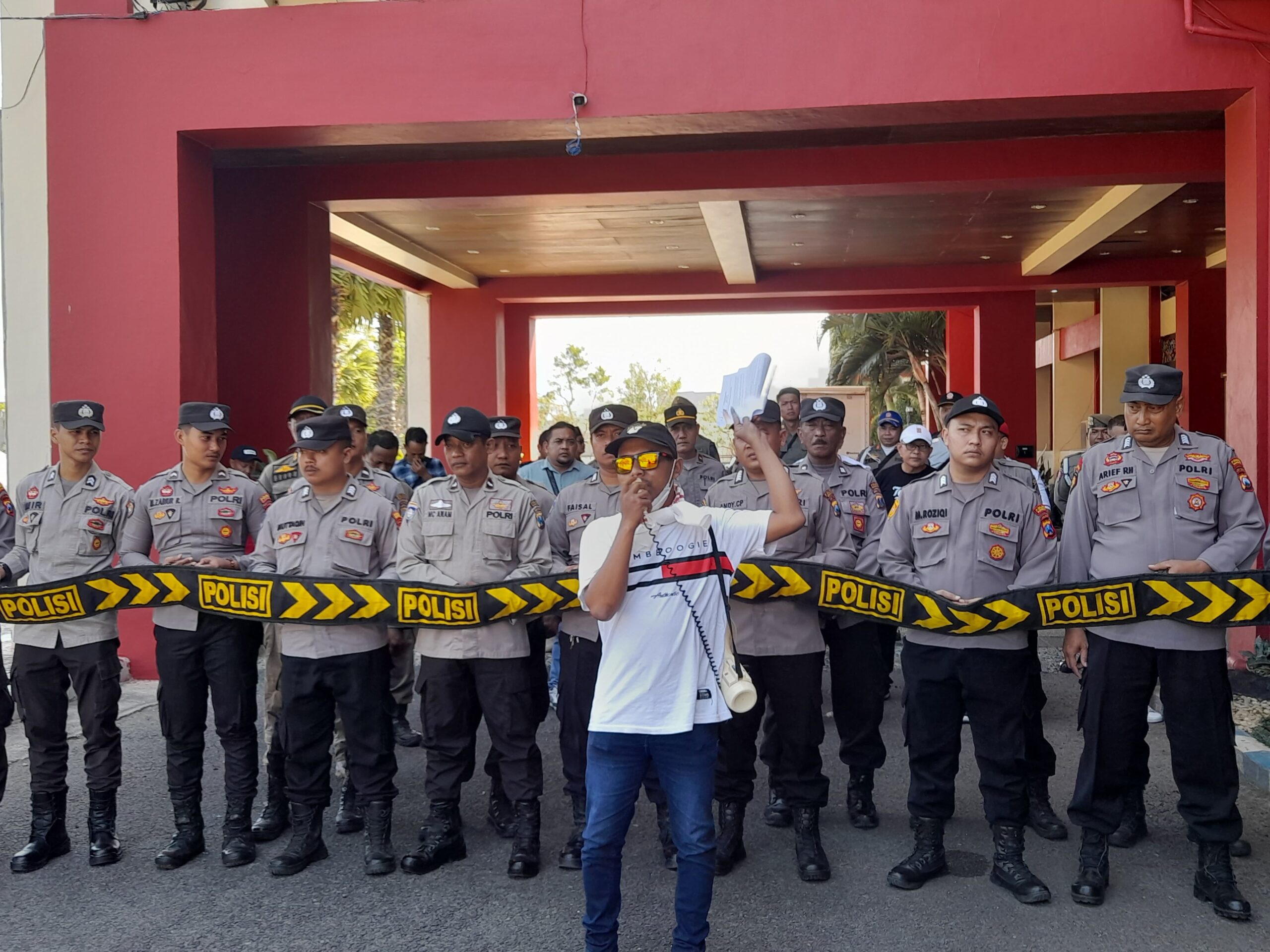 Aliansi Pemuda Reformasi Melawan (Alarm) menggelar aksi di depan gedung Pemerintah Kabupaten (Pemkab) Sumenep, Senin 5 Agustus 2024. (Foto: Serikat News) 