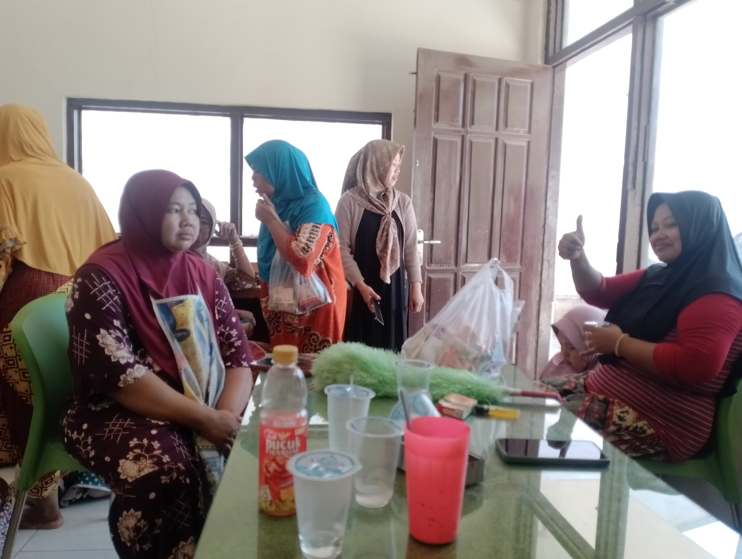 Pedagang mendatangi kantor pasar tradisional Lenteng, Kecamatan Lenteng, Kabupaten Sumenep, Kamis (15/8/2024). (Foto: Serikat News) 