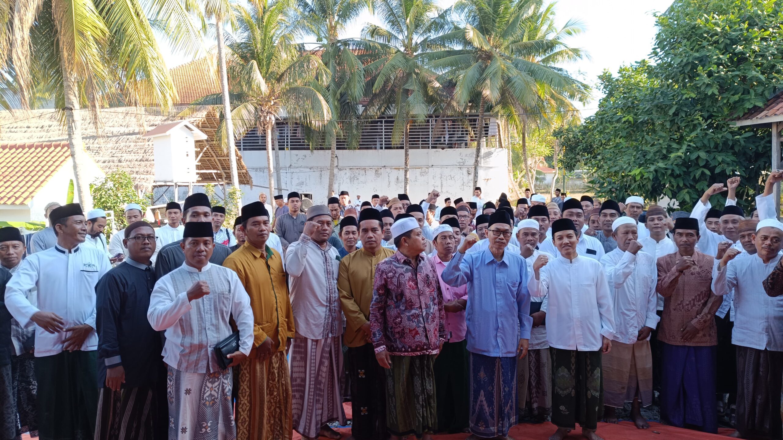 Ratusan kiai dan warga berkumpul di Pondok Pesantren Annuqayah, Guluk-Guluk, Sumenep dalam sebuah acara Istigasah dan Halaqah Politik Santri, Jumat 16 Agustus 2024. (Foto: Istimewa)