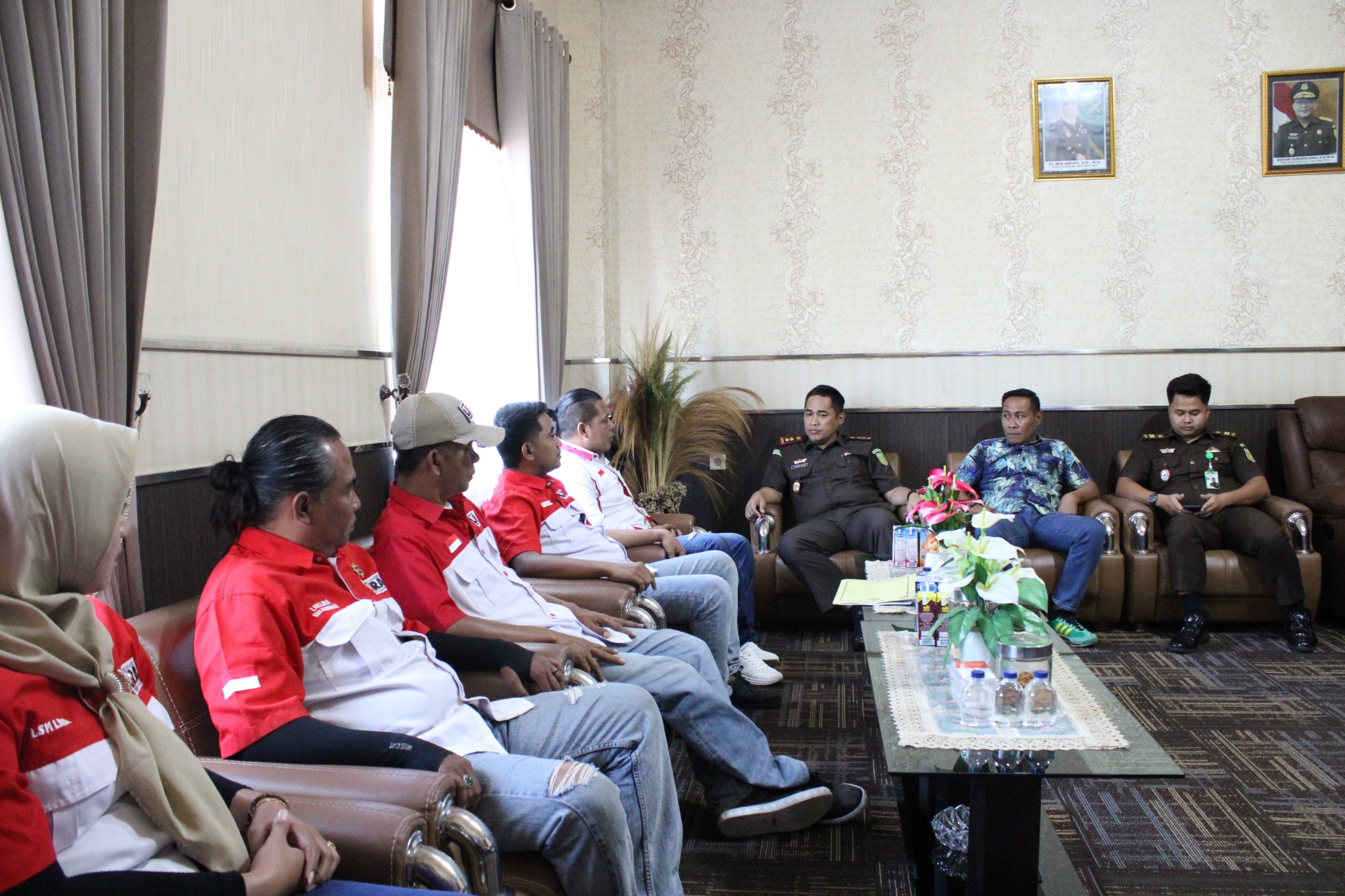 LSM Lumbung Informasi Rakyat (LIRA) Kabupaten Probolinggo mendatangi Kejaksaan Negeri untuk melakukan audiensi terkait persoalan pupuk, Selasa (20/8/2024). (Foto: Serikat News)