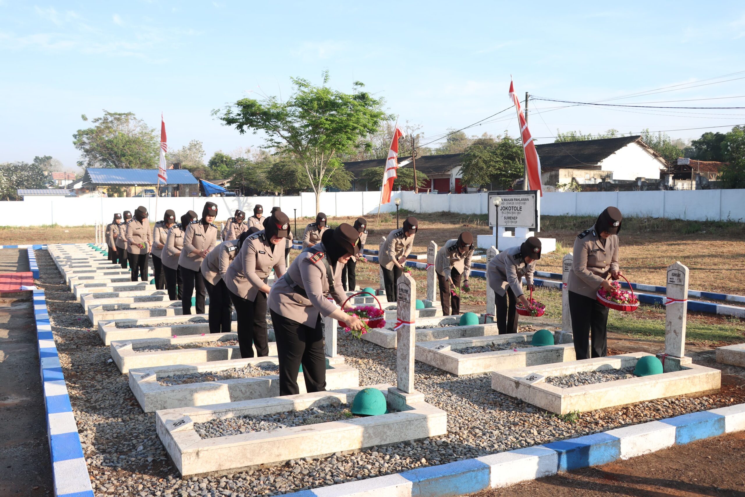 Polwan Polres Sumenep, Jawa Timur melakukan ziarah ke Taman Makam Pahlawan (TMP) Joko Tole, Kamis (22/8/2024). (Foto: Istimewa)