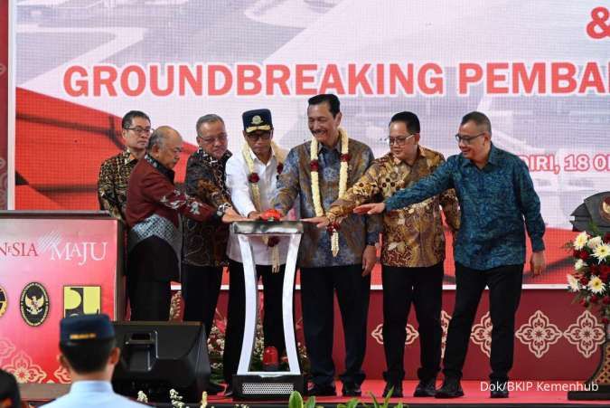 Menteri Koordinator Bidang Kemaritiman dan Investasi Luhut Binsar Pandjaitan didampingi Menteri Perhubungan Budi Karya Sumadi meresmikan Bandara Dhoho di Kabupaten Kediri, Jawa Timur, Jumat (18/10/2024). (Foto: Istimewa) 