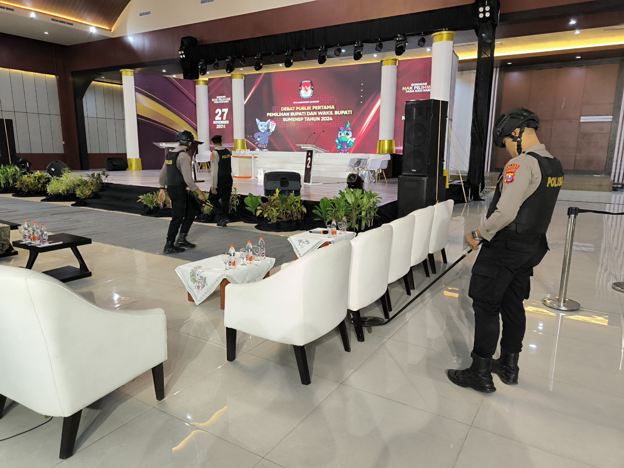 Polres Sumenep sterilisasi tempat debat publik kesatu pasangan calon Bupati dan Wakil Bupati Sumenep Tahun 2024, di Aula Tuan Ghube Universitas Bahaudin Moedhari Batuan, Sabtu (26/10/2024). (Foto: Istimewa) 