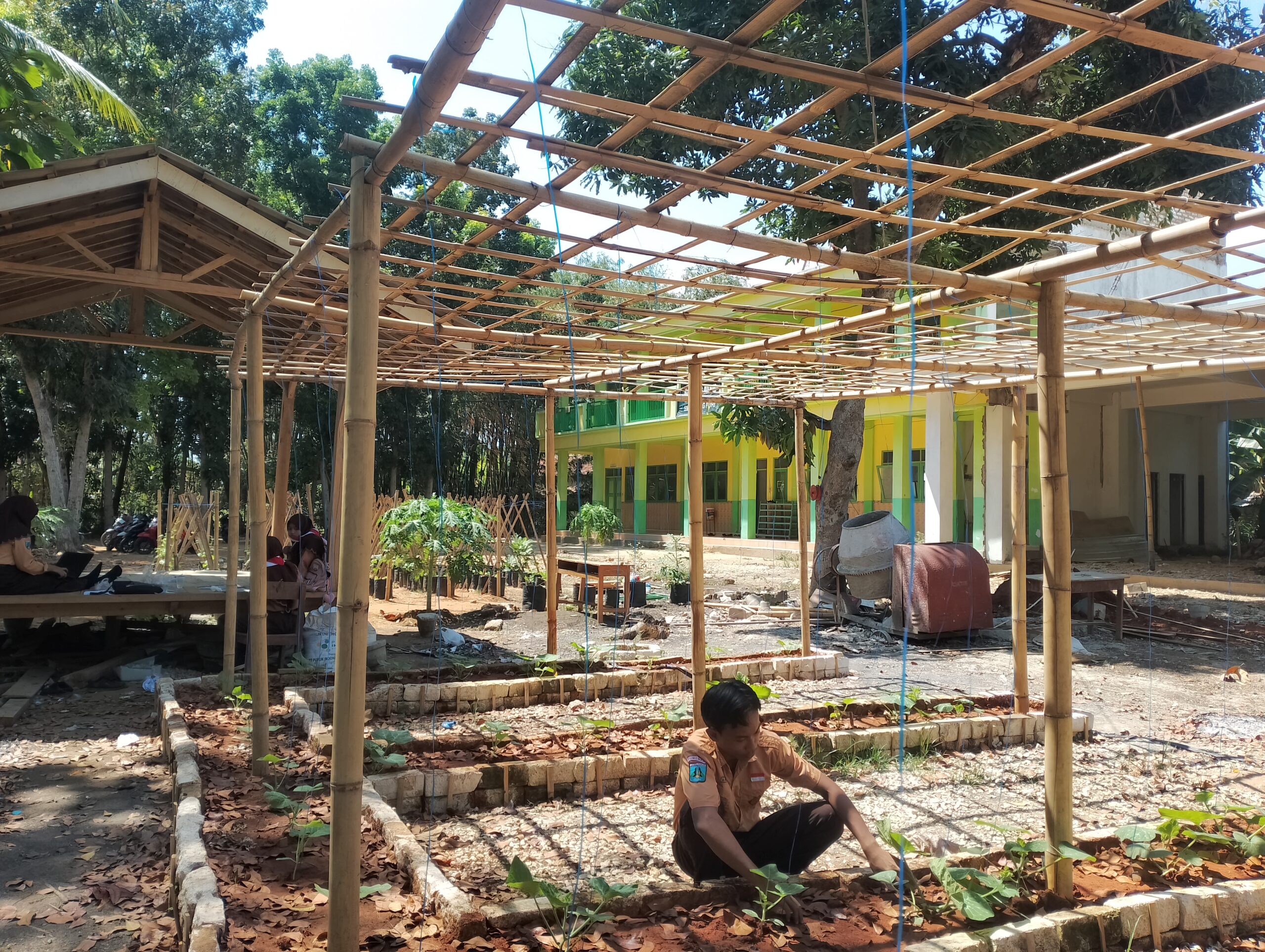 Kegiatan sehari-hari siswa ATPH SMK Siding Puri Kecamatan Lenteng Kabupaten Sumenep. (Foto: Istimewa) 