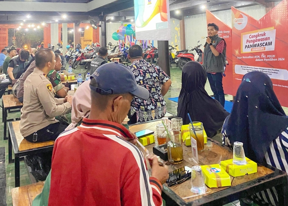 Launching Cangkruk Pojok Pengawasan Panwaslu Kecamatan Asemrowo diresmikan di lokal poin kopi yang terletak di Kecamatan Asemrowo. (Foto: Serikat News) 