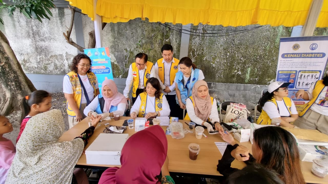 Lions Club Surabaya Patria Youth, Orca Distribution, dan Lions Club Jakarta Cosmo Cyber berkolaborasi menggelar program pasar murah dan pemeriksaan diabetes gratis di Kemang, Jakarta Selatan. (Foto: Istimewa)