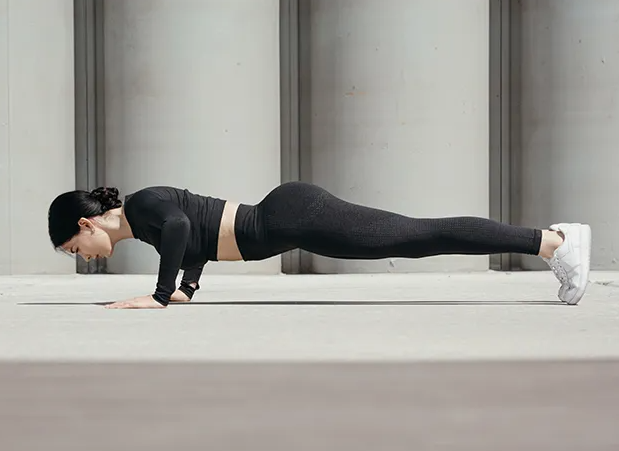 Push up, salah satu olahraga ringan dan mudah dilakukan di rumah. (Foto: Halodoc)