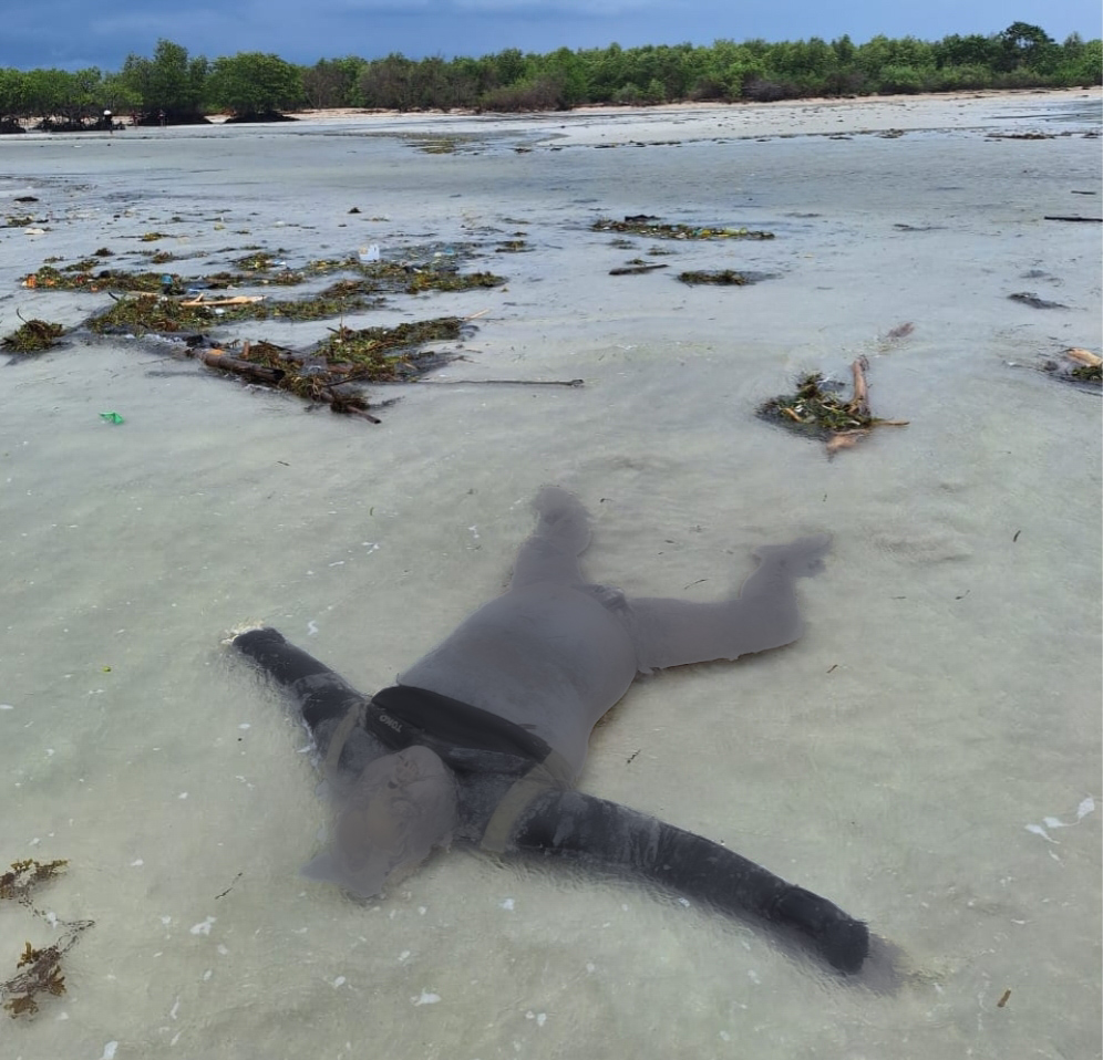 Mayat ditemukan mengapung di pantai Dusun Tembang Desa Buddi Kecamatan Arjasa Sumenep pada Sabtu 21 Desember 2024. (Foto: Serikat News)