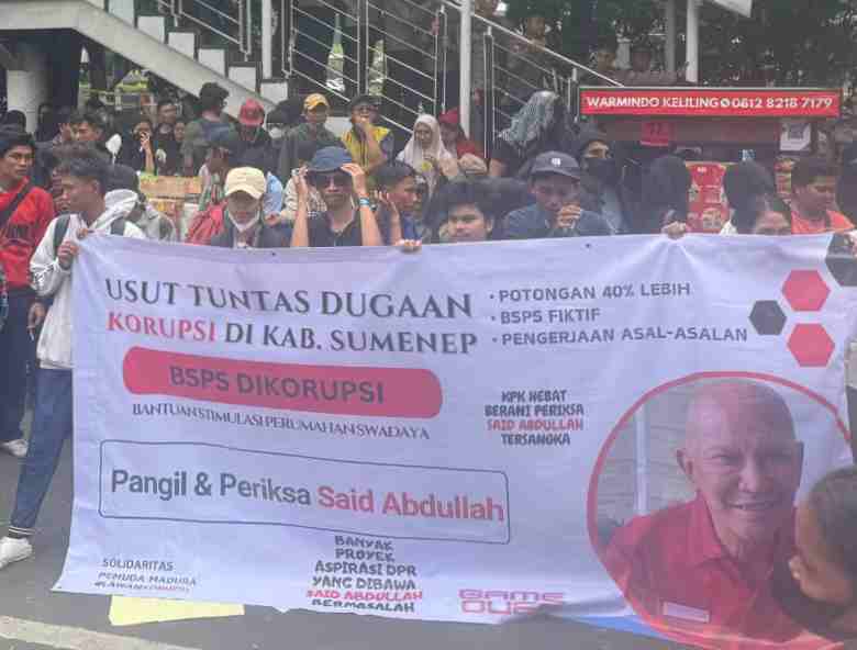 Solidaritas Pemuda Madura #LawanKorupsi menggelar demonstrasi di depan gedung Komisi Pemberantasan Korupsi (KPK) pada Jumat (21/2/2025). (Foto: Istimewa)