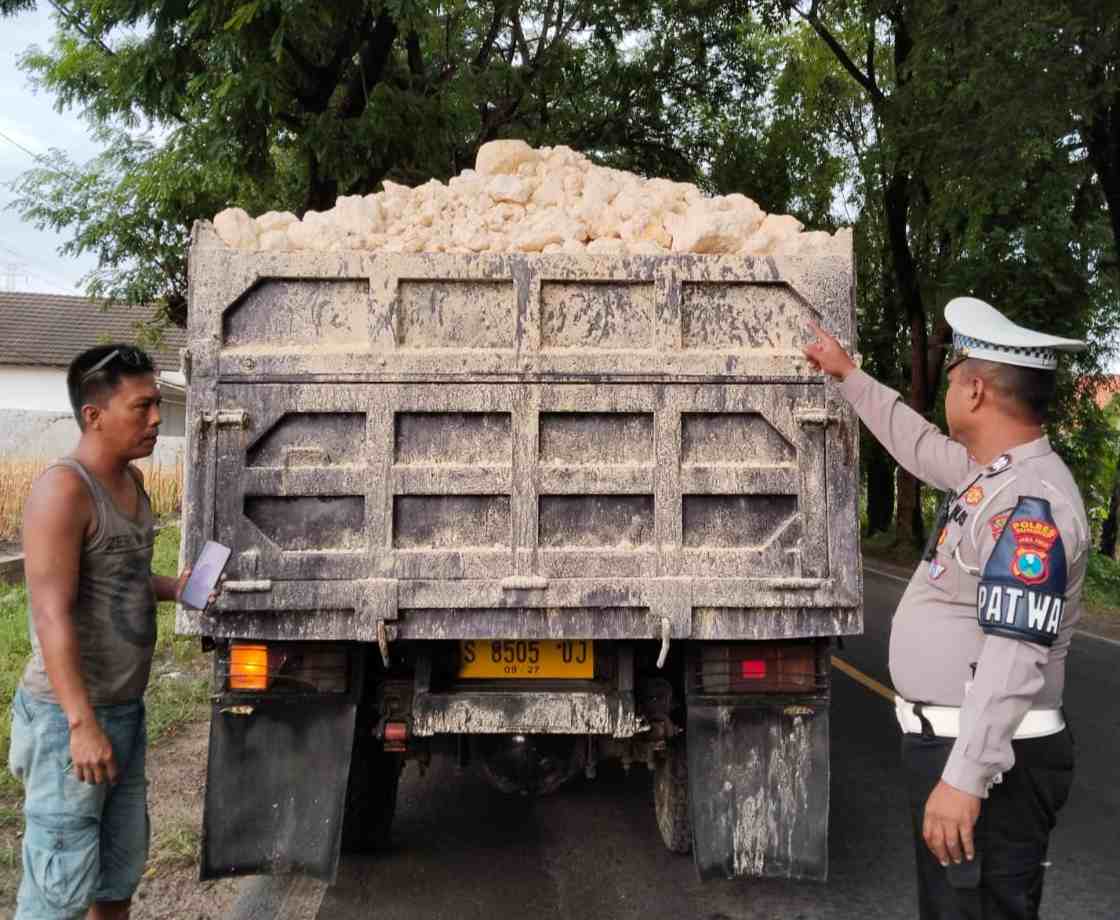 Satlantas Polres Sumenep meningkatkan pengawasan terhadap truk pengangkut material yang tidak menggunakan penutup terpal. (Foto: Istimewa)
