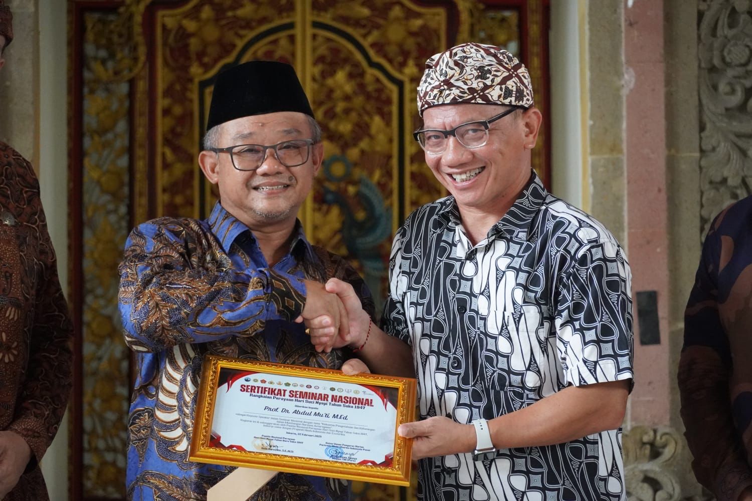 Ketua Umum Panitia Nyepi Nasional Saka 1947 memberikan penghargaan kepada Mendikdasmen, Prof. Abdul Mu'ti. (Foto: Istimewa)