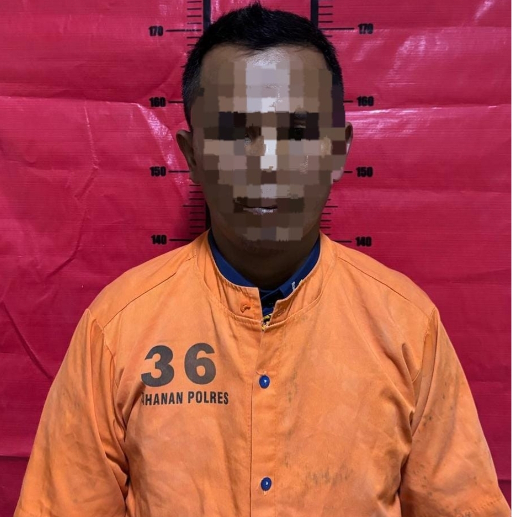 Pelaku pencabulan terhadap anak tirinya sendiri ditangkap oleh Tim Gabungan Unit Resmob Polres Sumenep dan Unit VI Siber Polres Malang pada Senin (24/2/2025). (Foto: Istimewa) 