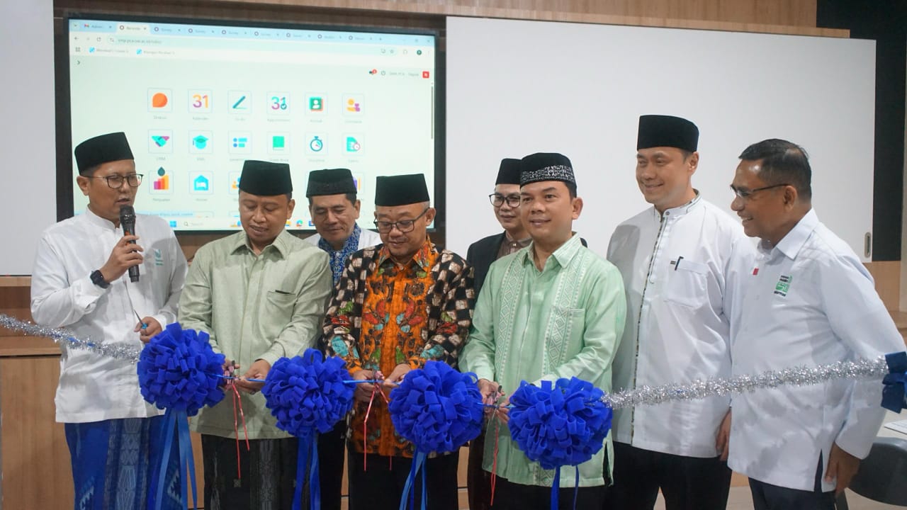 Mendikdasmen Abdul Mu'ti saat menghadiri peluncuran Smart Class di sebuah pesantren