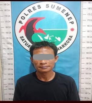 Tim Opsnal Satresnarkoba berhasil menangkap seorang pria berinisial AS (41), warga Desa Pamolokan, Kecamatan Kota, Kabupaten Sumenep, yang diduga memiliki narkotika jenis sabu. (Foto: Istimewa)