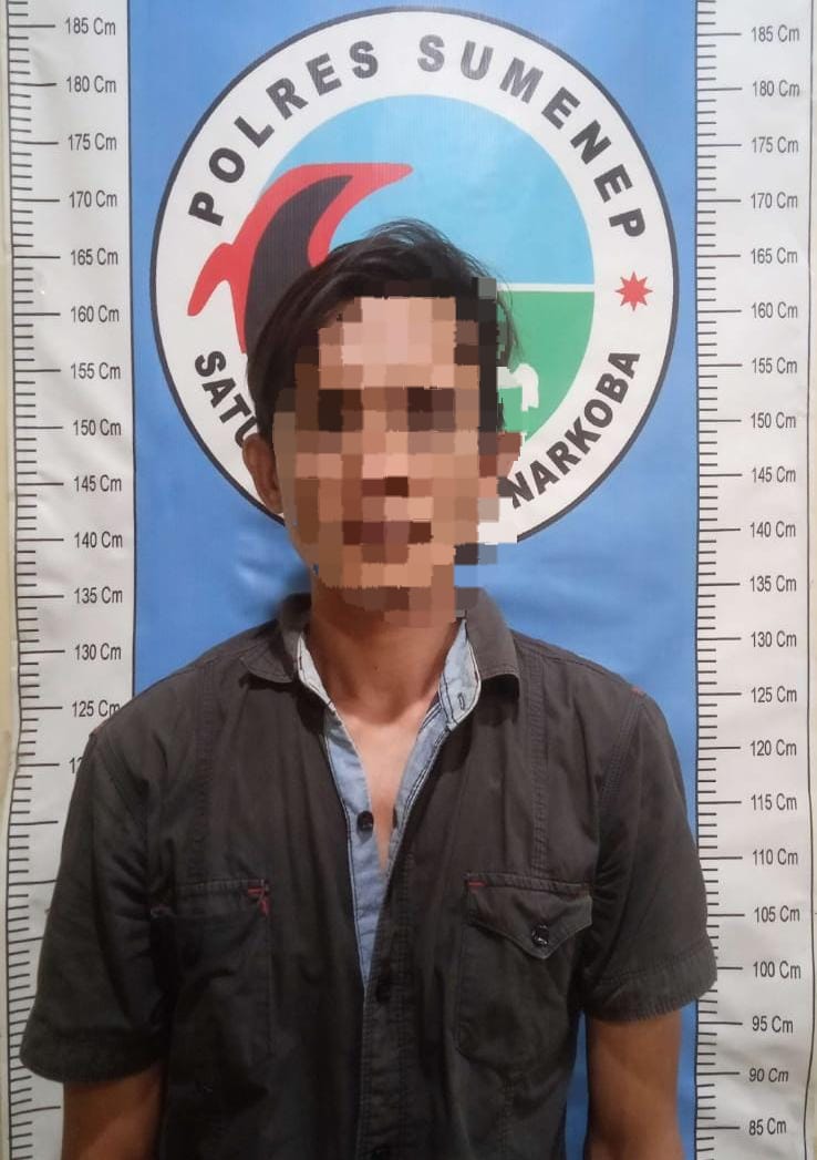 Tim Opsnal Satresnarkoba berhasil menangkap seorang pria berinisial FI (38) di pinggir Jalan Yos Sudarso, Pasar Kayu, Desa Pabian, Kecamatan Kota Sumenep. (Foto: Istimewa)