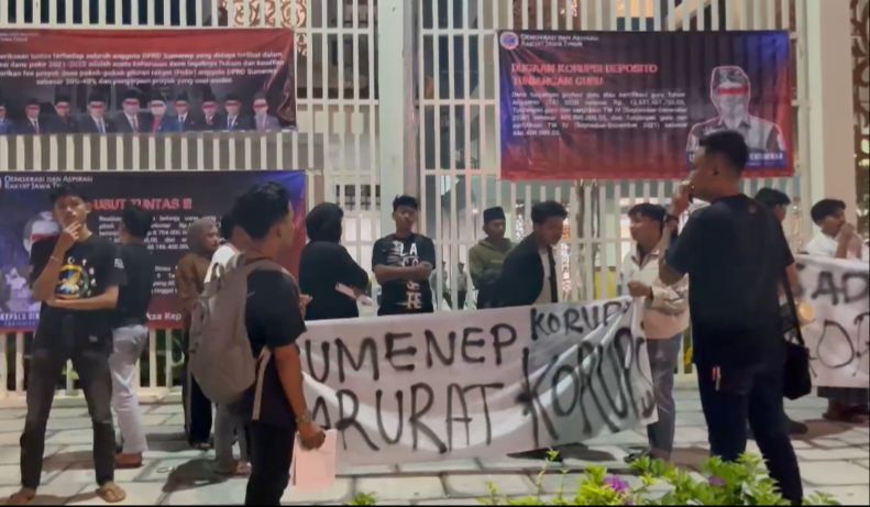 Dear Jatim Koordinator Daerah (Korda) Sumenep menggelar demonstrasi besar-besaran di depan Gedung DPRD Kabupaten Sumenep, pada Kamis (6/3/2025). (Foto: Serikat News) 