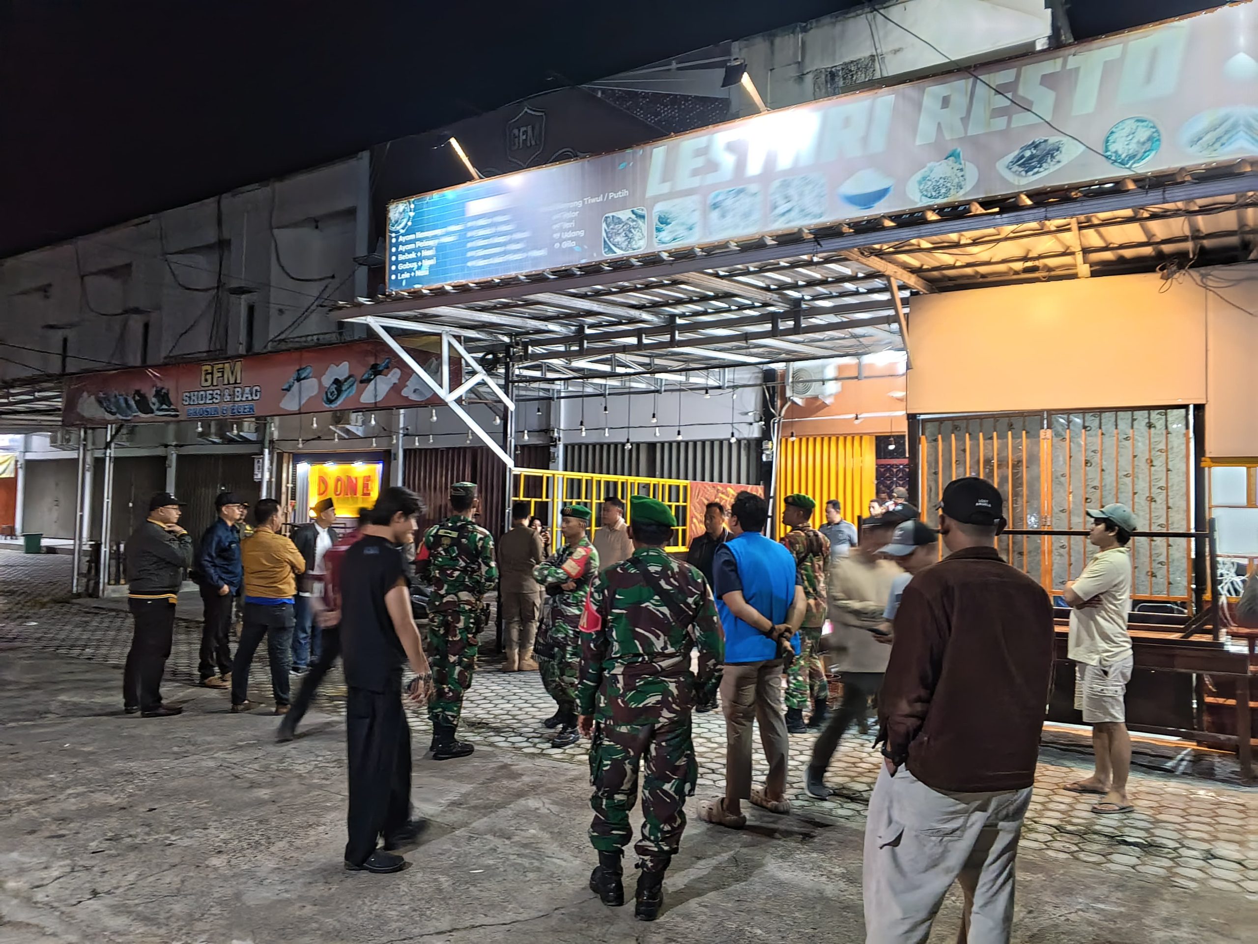 DPD KNPI OKU Timur bersama Satpol PP, Kodim, Polres, Serta Forkopimda melaksanakan razia tempat karaoke dan hiburan malam. (Foto: Istimewa) 