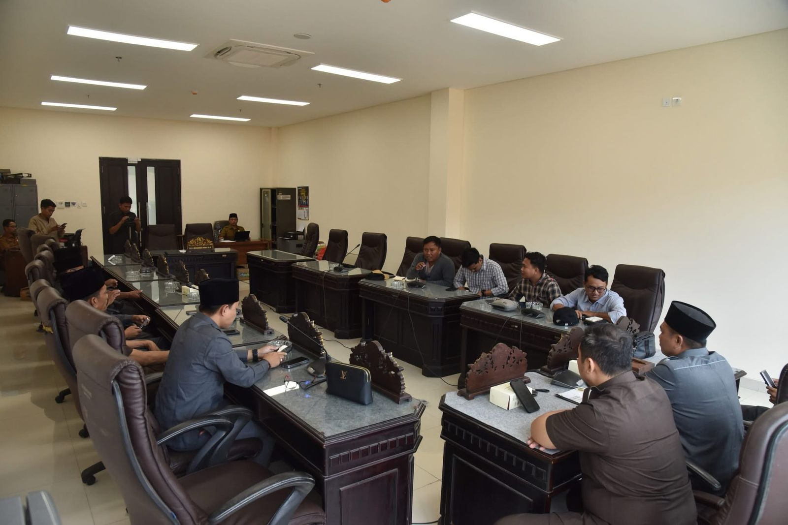 Majelis Pemuda Revolusi (MPR) Madura Raya menggelar audiensi dengan Komisi III DPRD Sumenep pada Selasa (18/3/2025). (Foto: Serikat News) 