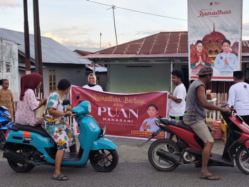 Bagi-bagi takjil kepada warga yang melintas di jalan poros palu-bangga Dolo Barat, Kabupaten Sigi. (Foto: Istimewa)
