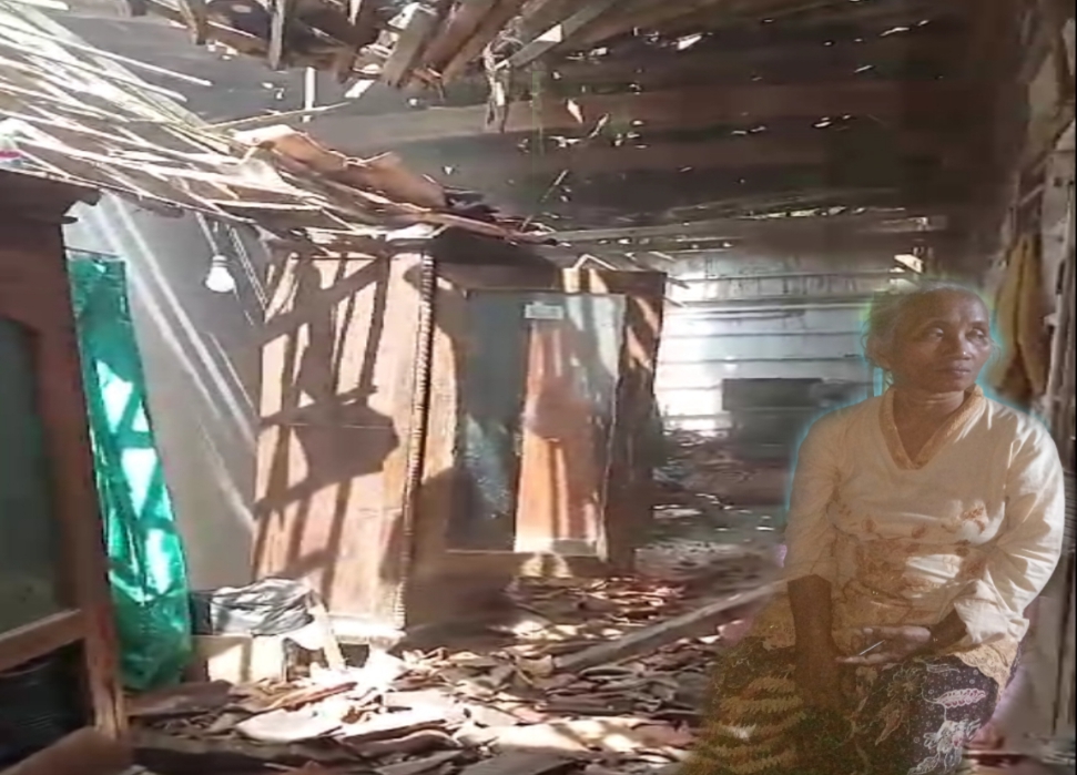 Sebuah rumah milik Hamidah roboh akibat angin kencang di Dusun Burlanjang, Desa Rapa Laok, Kecamatan Omben, Kabupaten Sampang, Madura, pada Kamis (20/3/2025). (Foto: Serikat News) 