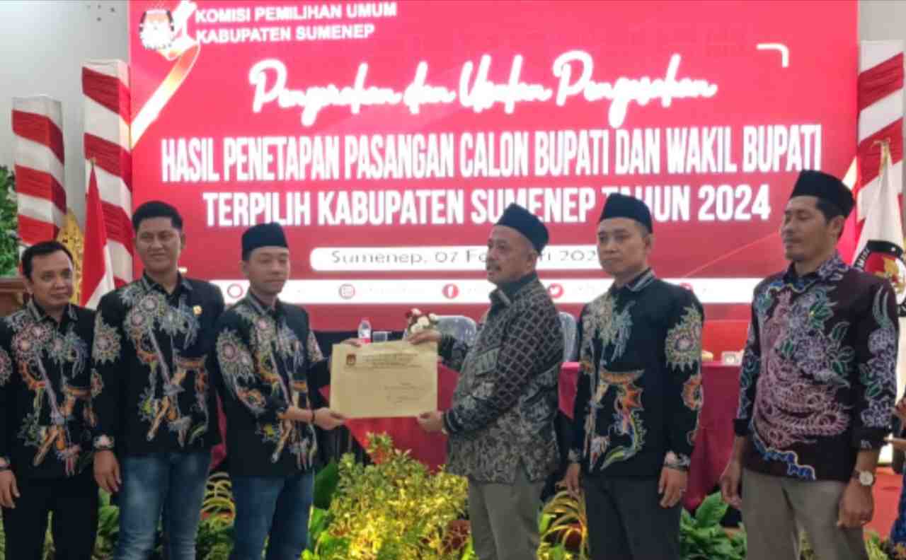 KPU Kabupaten Sumenep resmi menyerahkan Surat Keputusan (SK) penetapan pasangan calon terpilih dalam Pilkada 2024 pada Jumat (7/2/2025). (Foto: Istimewa)