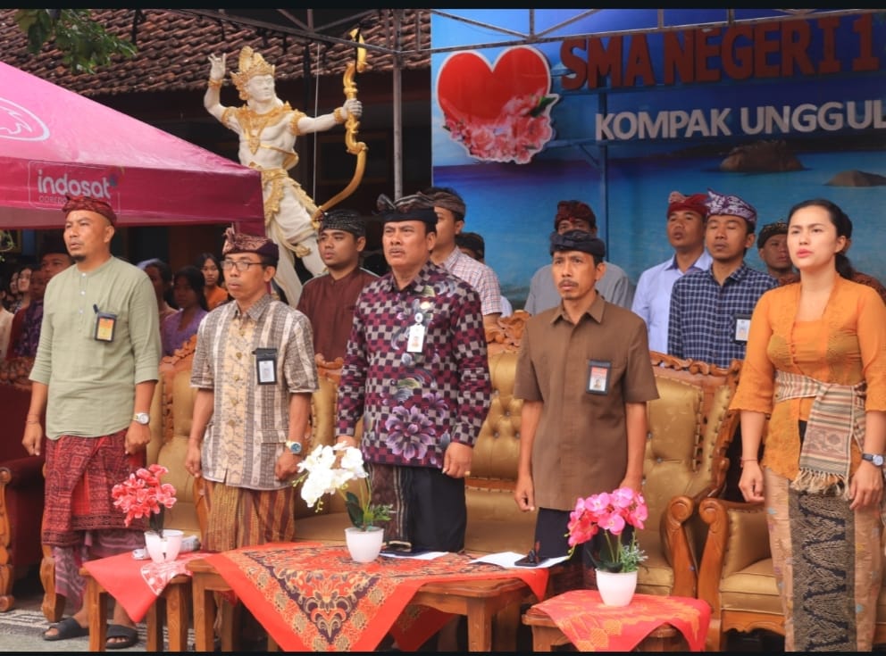 Kepsek SMAN 1 Amlapura, Drs I Ketut Marta Ariana, bersama Wakasek dan dewan guru. (Foto: Istimewa) 