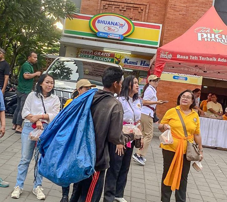 Saka Bhoga Sevanam menyasar warga prasejahtera di sekitar Pura Agung Tirta Bhuana. (Foto: Istimewa) 