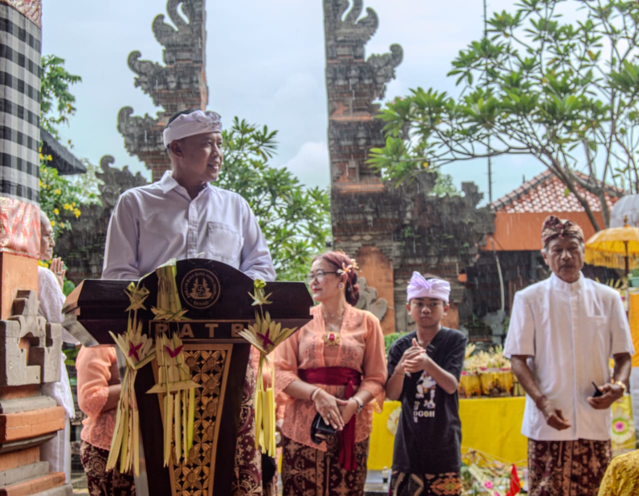 Walikota Bekasi Tri Adhianto saat memberikan sambutaan sebelum pawai ogoh-ogoh. (Foto: Istimewa) 