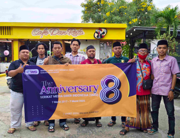 SMSI Kabupaten Sumenep berbagi takjil gratis di Jalan Pahlawan, Jumat (7/3/2025). (Foto: SMSI)