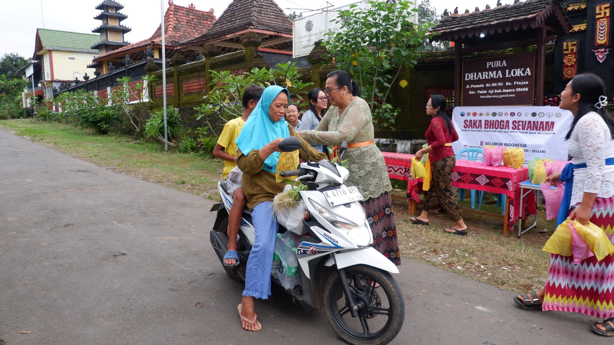 Umat Hindu di Jepara menggelar bhoga sevanam berbagi takjil di bulan puasa Ramadhan