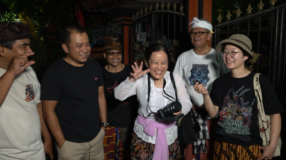 Yukako dan Eci, dua dosen dari Jepang kagumi Kampung Bali Bekasi. (Foto: Istimewa) 