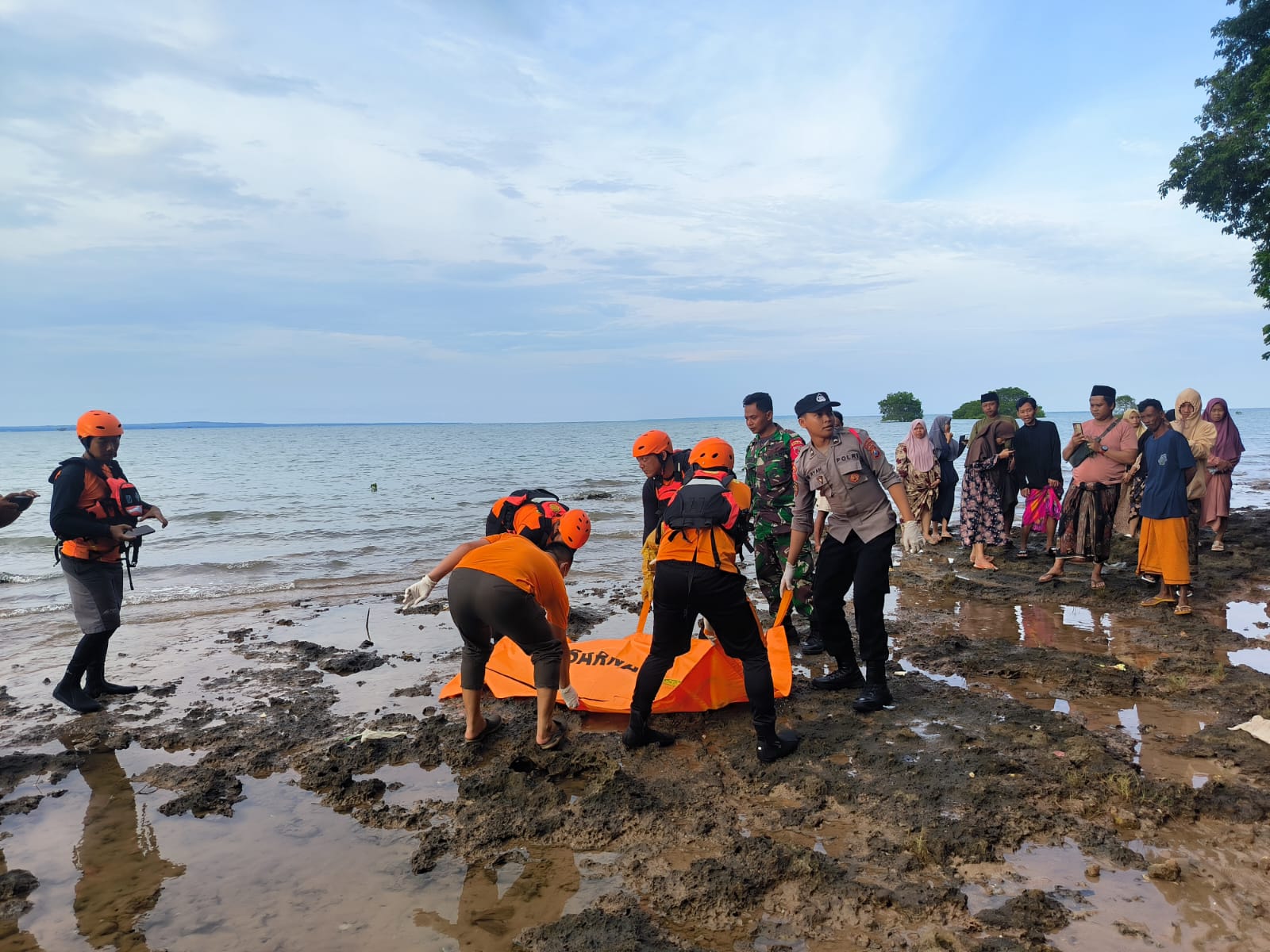 Penemuan sesosok mayat tanpa kepala yang terdampar di bibir pantai, Sabtu (5/4/2025). (Foto: Istimewa) 