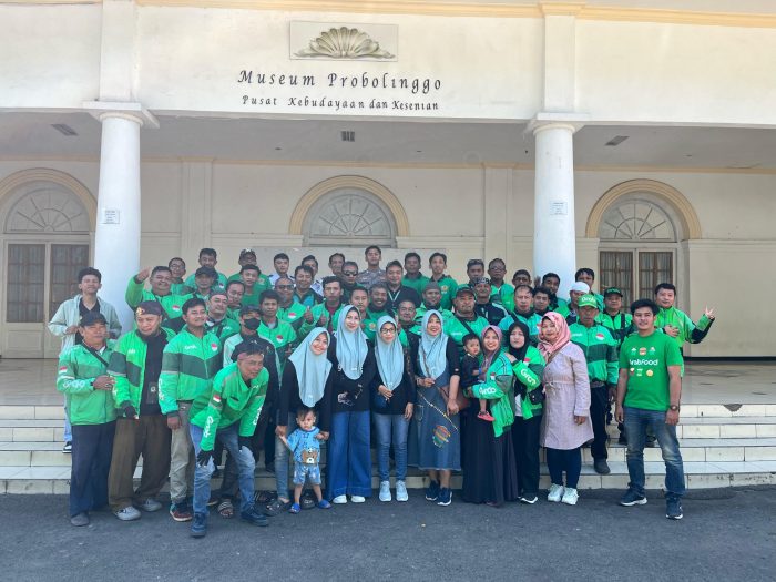 Komunitas Grab Driver Probolinggo menggelar perayaan hari jadi ke-4 sekaligus acara halal bihalal di halaman Museum Kota Probolinggo. (Foto: Serikat-News)