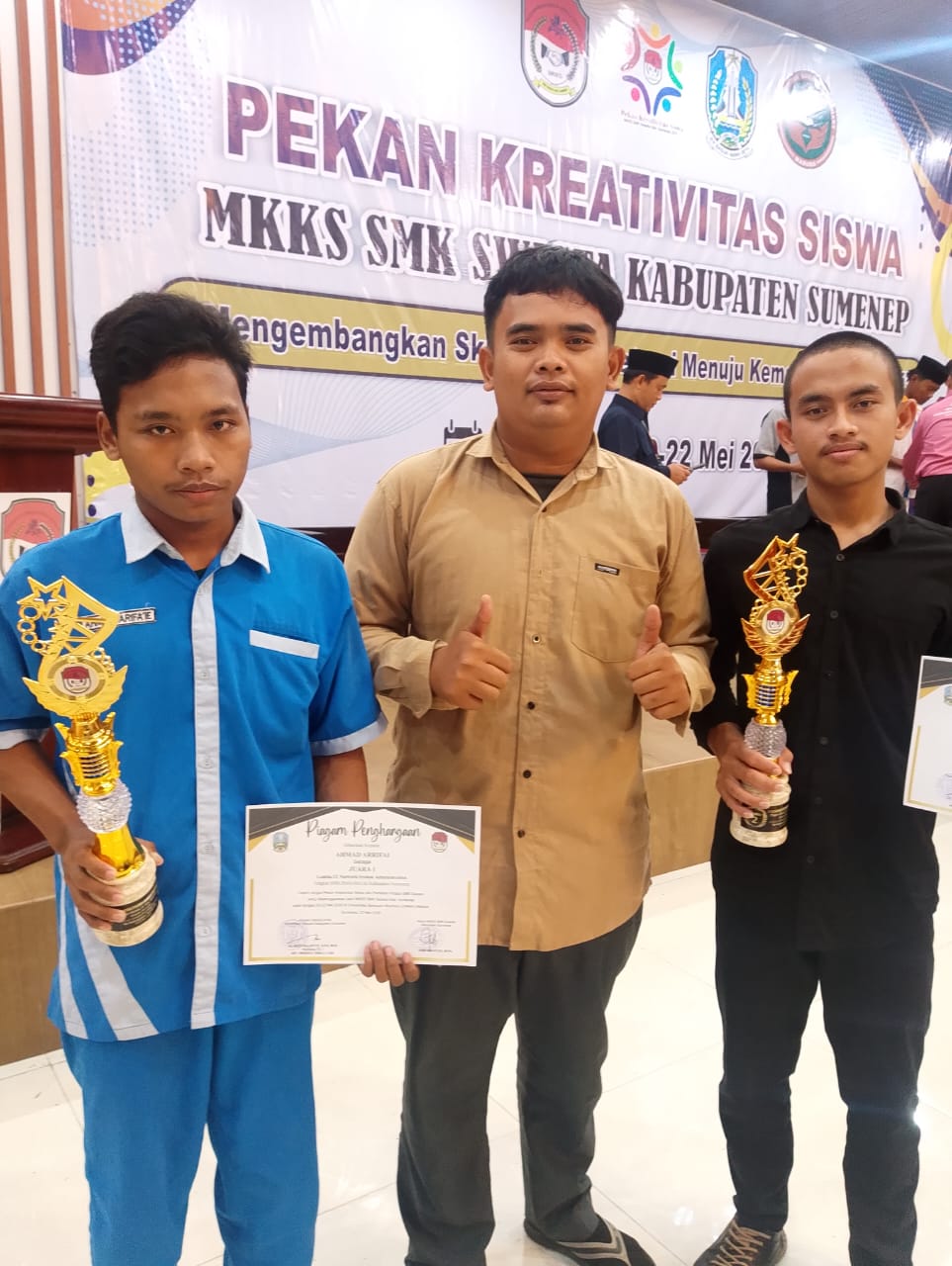 Dua siswa SMK Siding peraih juara IT Network yang dihelat MKKS SMK Swasta se-Kabupaten Sumenep, di Aula Gedung Tuan Gubhe Universitas Bahaudin Mudhary, Kamis (22/05/2025). (Foto: Istimewa) 