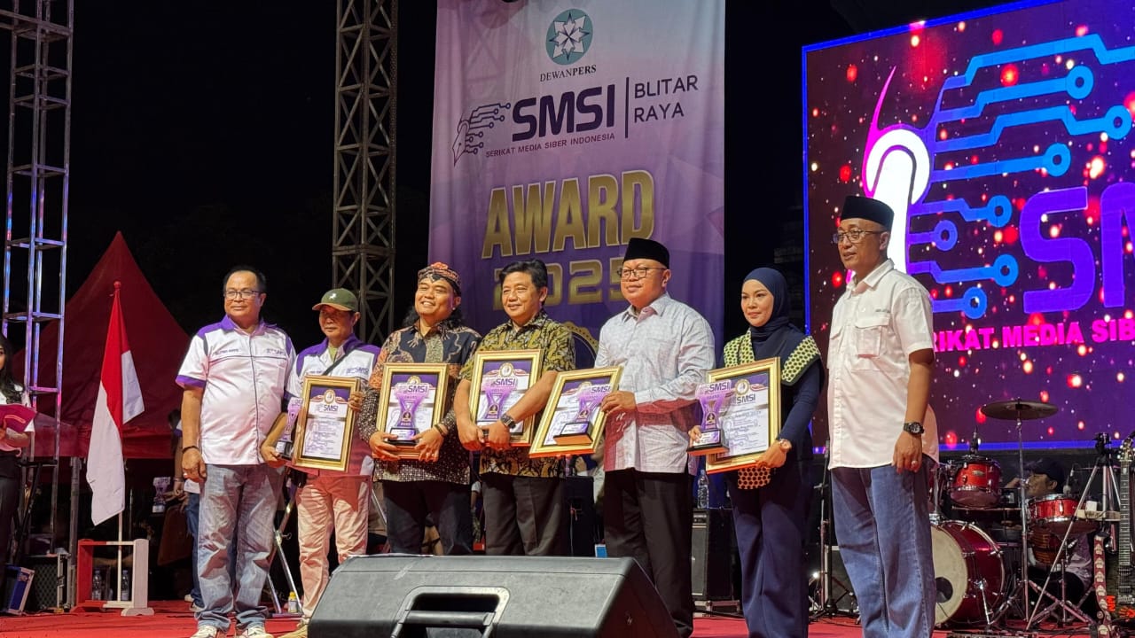 Pengukuhan Pengurus Serikat Media Siber Indonesia (SMSI) Blitar Raya di Alun-Alun Pemkab Blitar, Sabtu malam (24/5/2025). (Foto: Istimewa) 