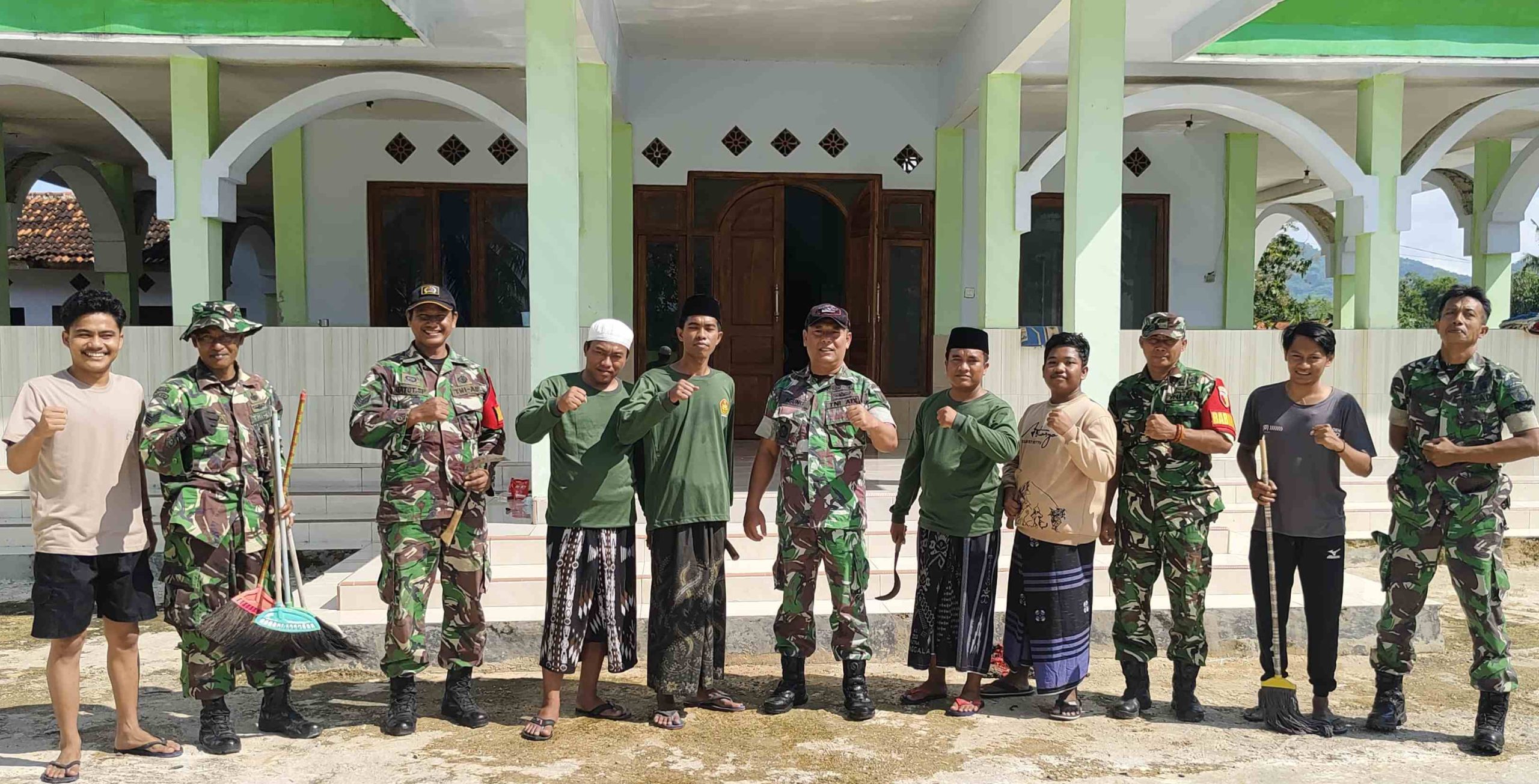 Koramil 0827/07 Guluk-Guluk bersama Pimpinan Anak Cabang (PAC) Gerakan Pemuda (GP) Ansor Guluk-Guluk melaksanakan kegiatan bersih-bersih di Masjid Al-Hidayah. (Foto: Istimewa) 