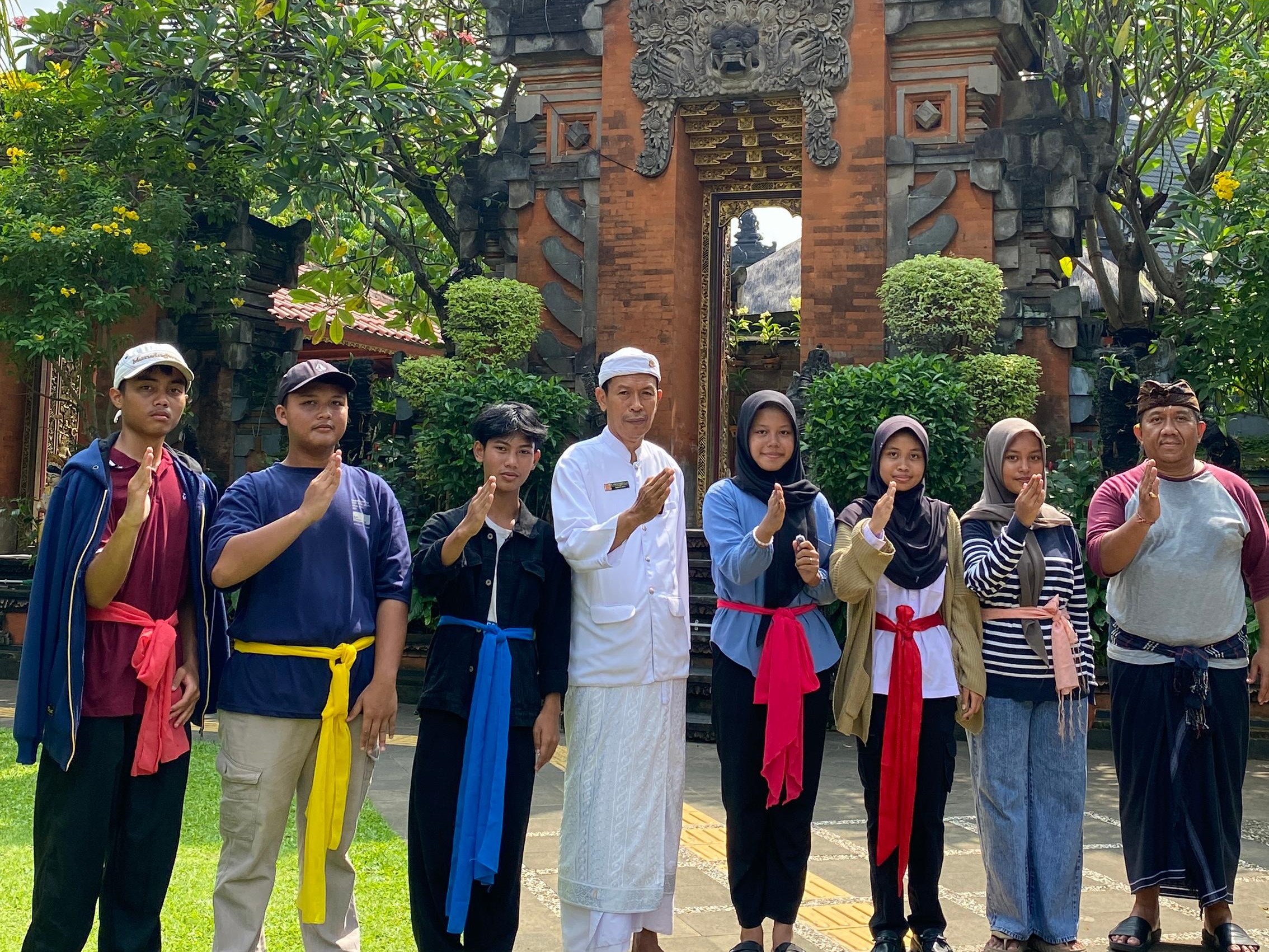 Siswa-siswi SMPN 52 Kota Bekasi kunjungi pura yang ada di Bekasi (Foto: Agus)