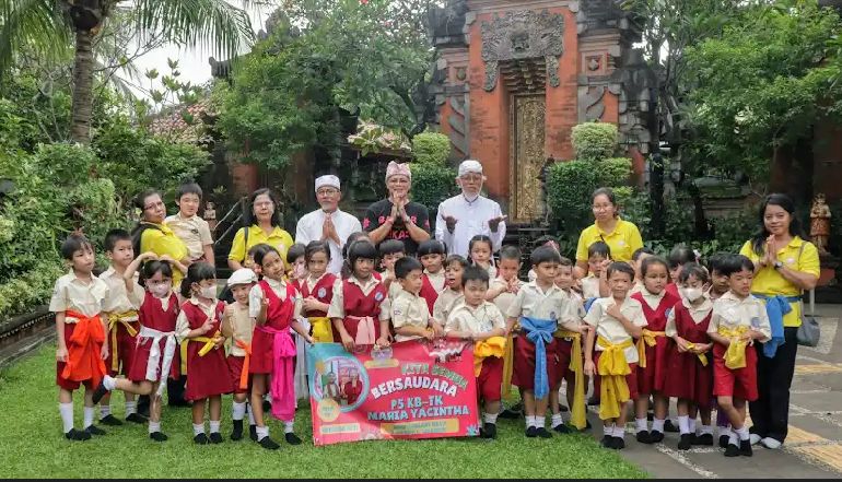 Puluhan Siswa Katolik riang gembira gelar P5 di Pura Agung Tirta Bhuana (dok: Ni Made)