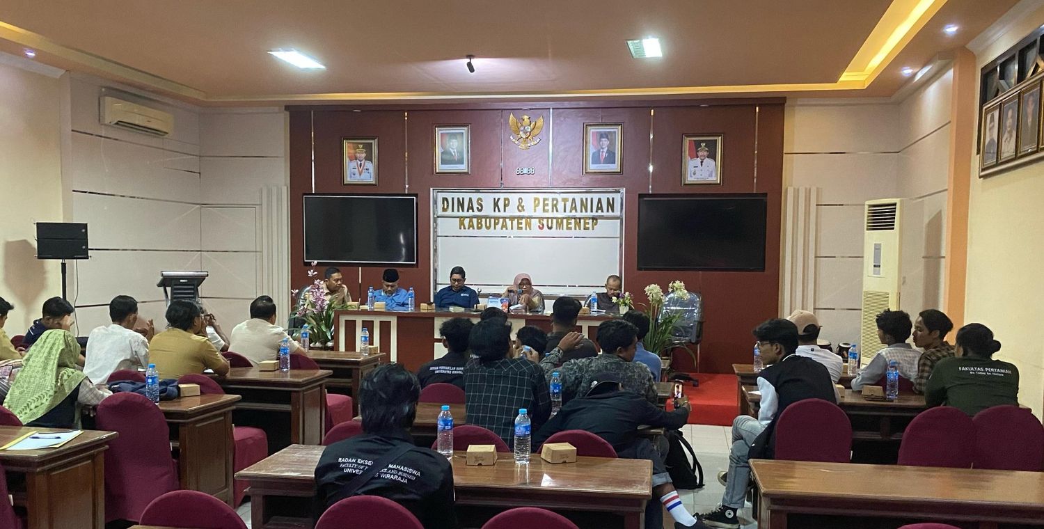 FAM’S mendatangi Kantor Dinas Ketahanan Pangan dan Pertanian (DKPP) Kabupaten Sumenep, Rabu (30/4/2025) guna menyoroti dugaan penyimpangan dalam distribusi pupuk subsidi. (Foto: Serikat News) 